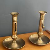 Paire de bougeoirs en laiton doré à poussoir