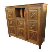 Buffet de style brutaliste