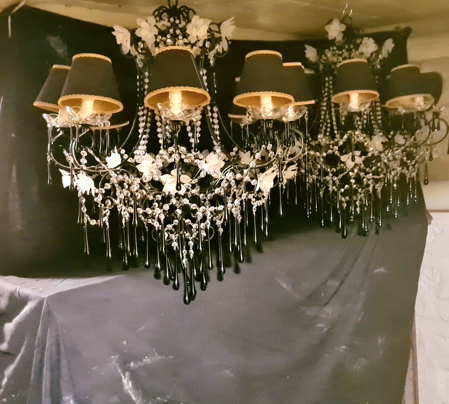 Pair of chandeliers in lacquered metal and faceted pearls