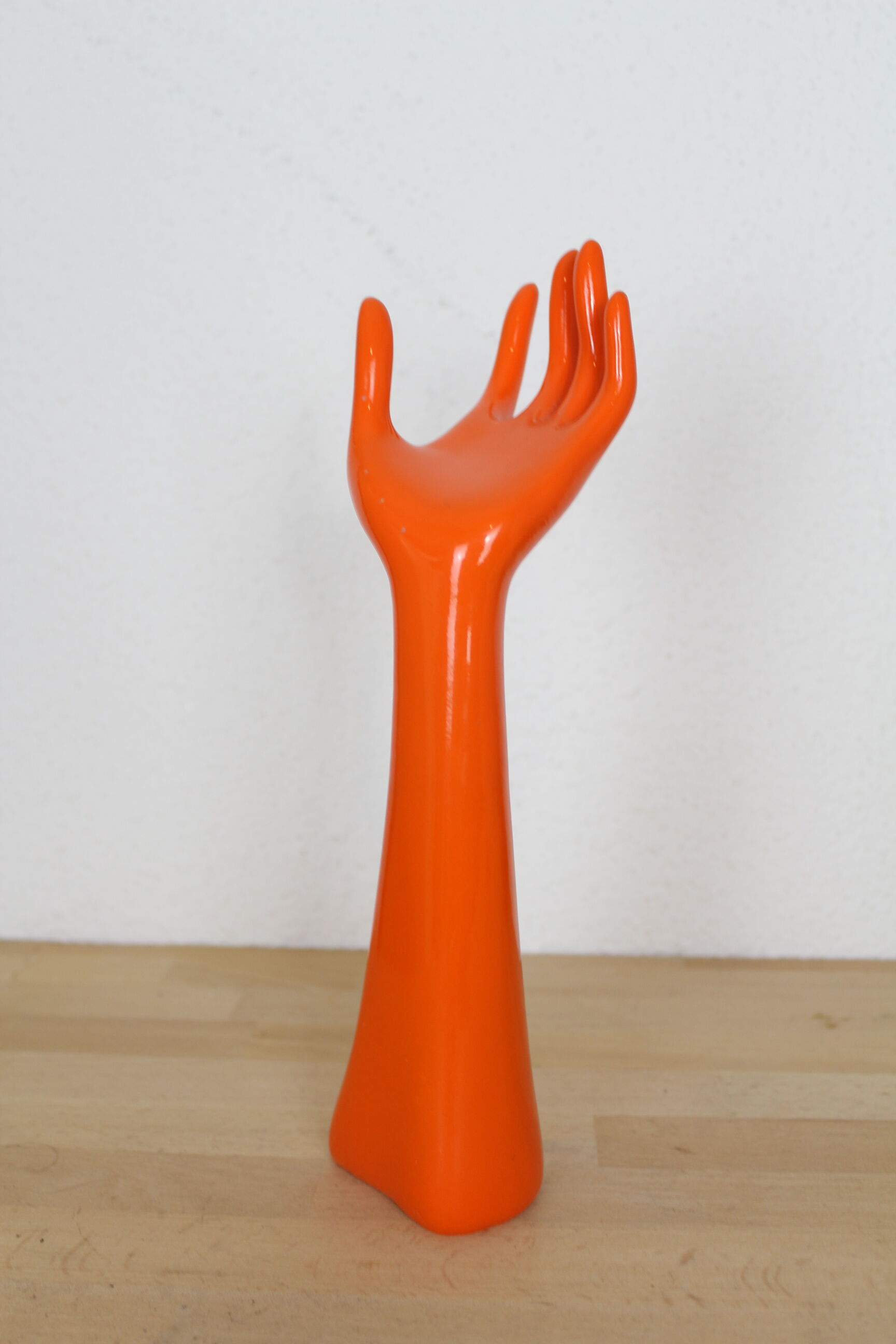 Hand baguier in orange resin