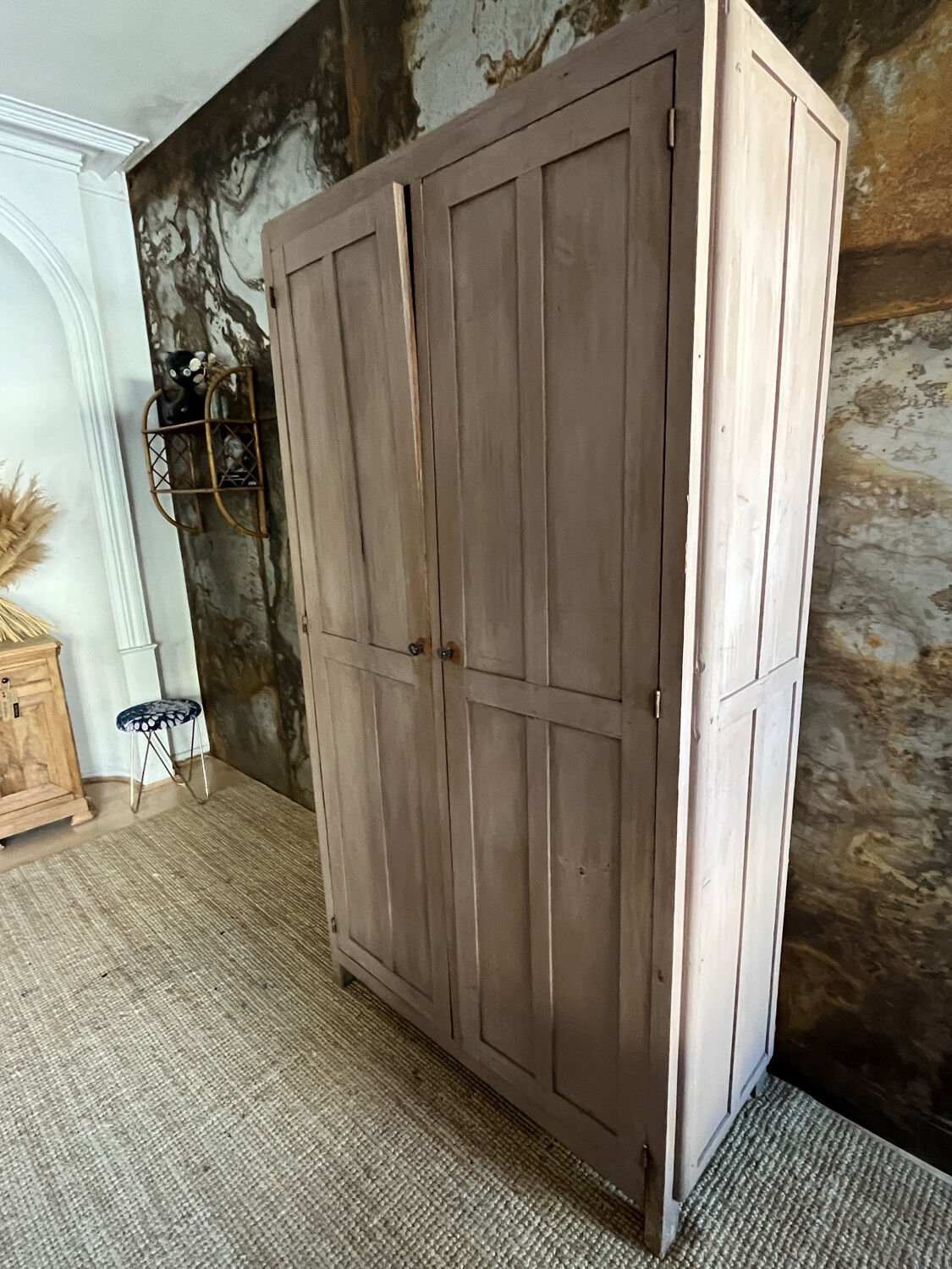Armoire parisienne dans sa jolie patine