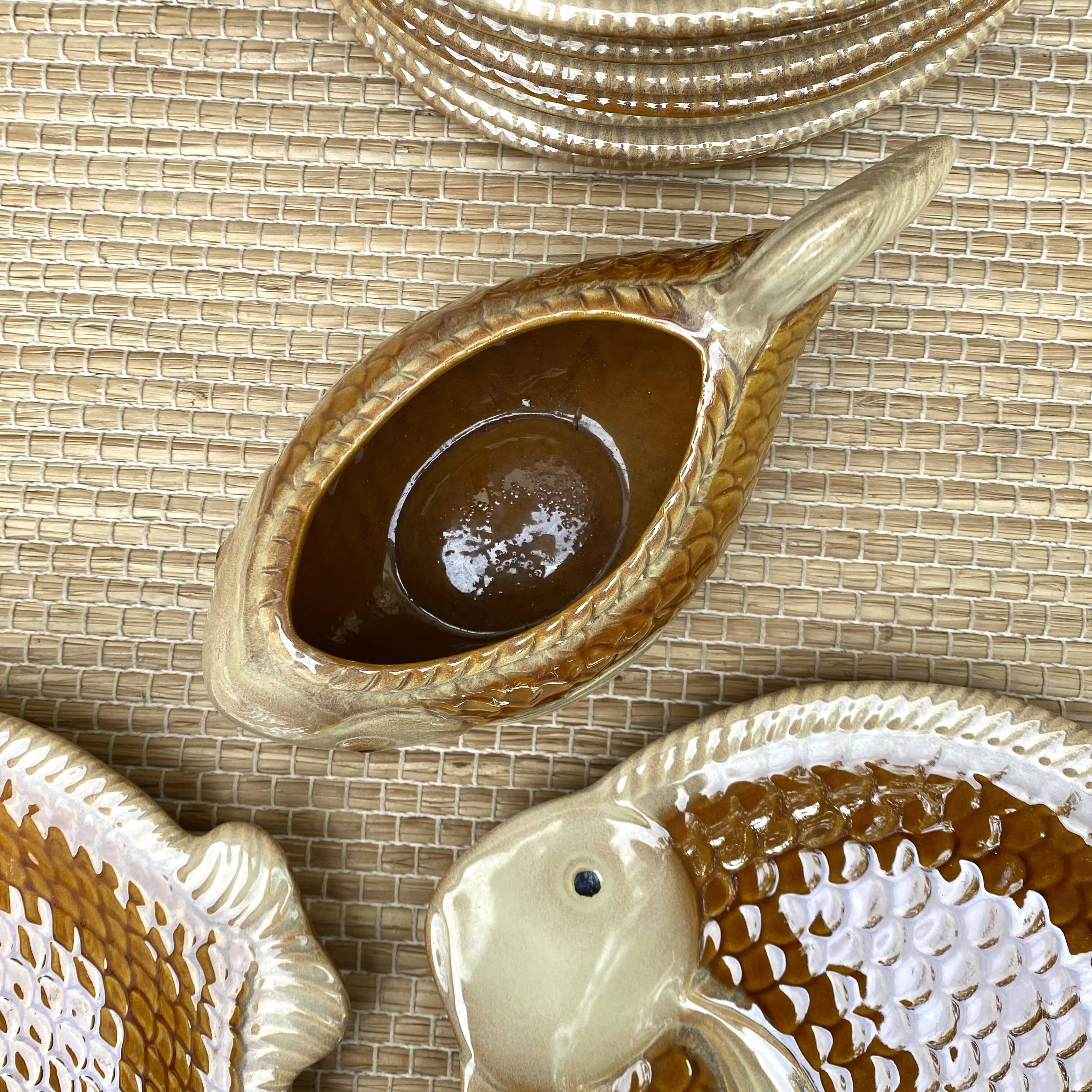 Fish plates, dish and sauce boat, Italian barbotine, 1970
