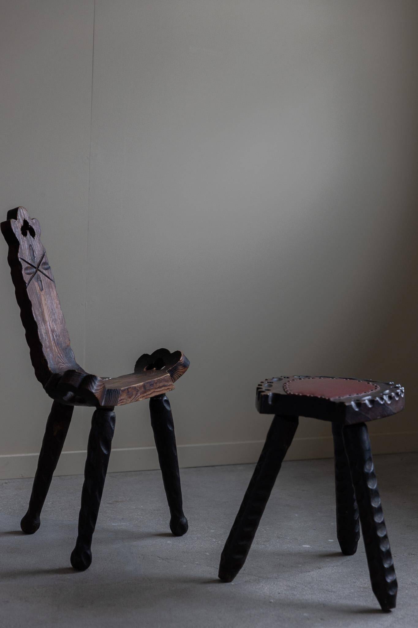 Sculpted wooden tripod chair in French Wabi Sabi, early 20th century.