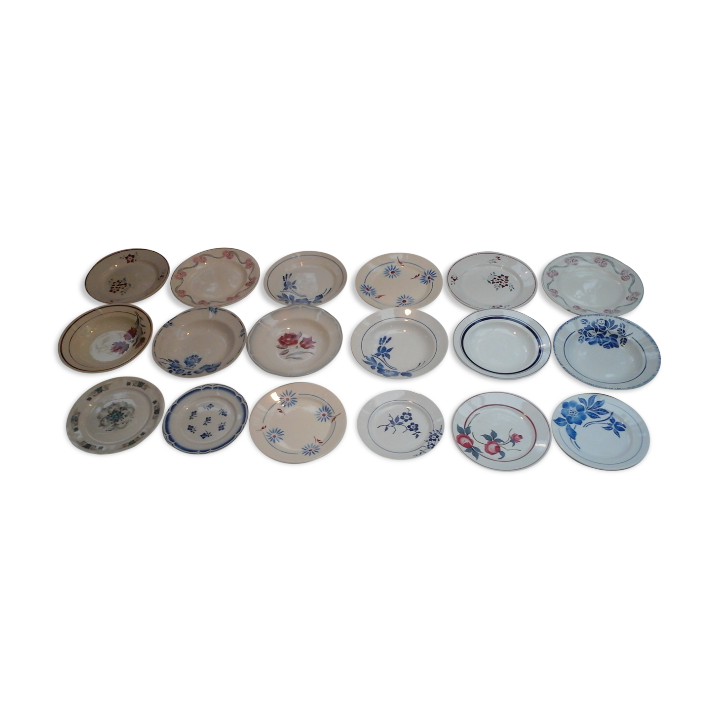 Assortiment de 18 assiettes dominante bleue