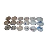 Assortiment de 18 assiettes dominante bleue