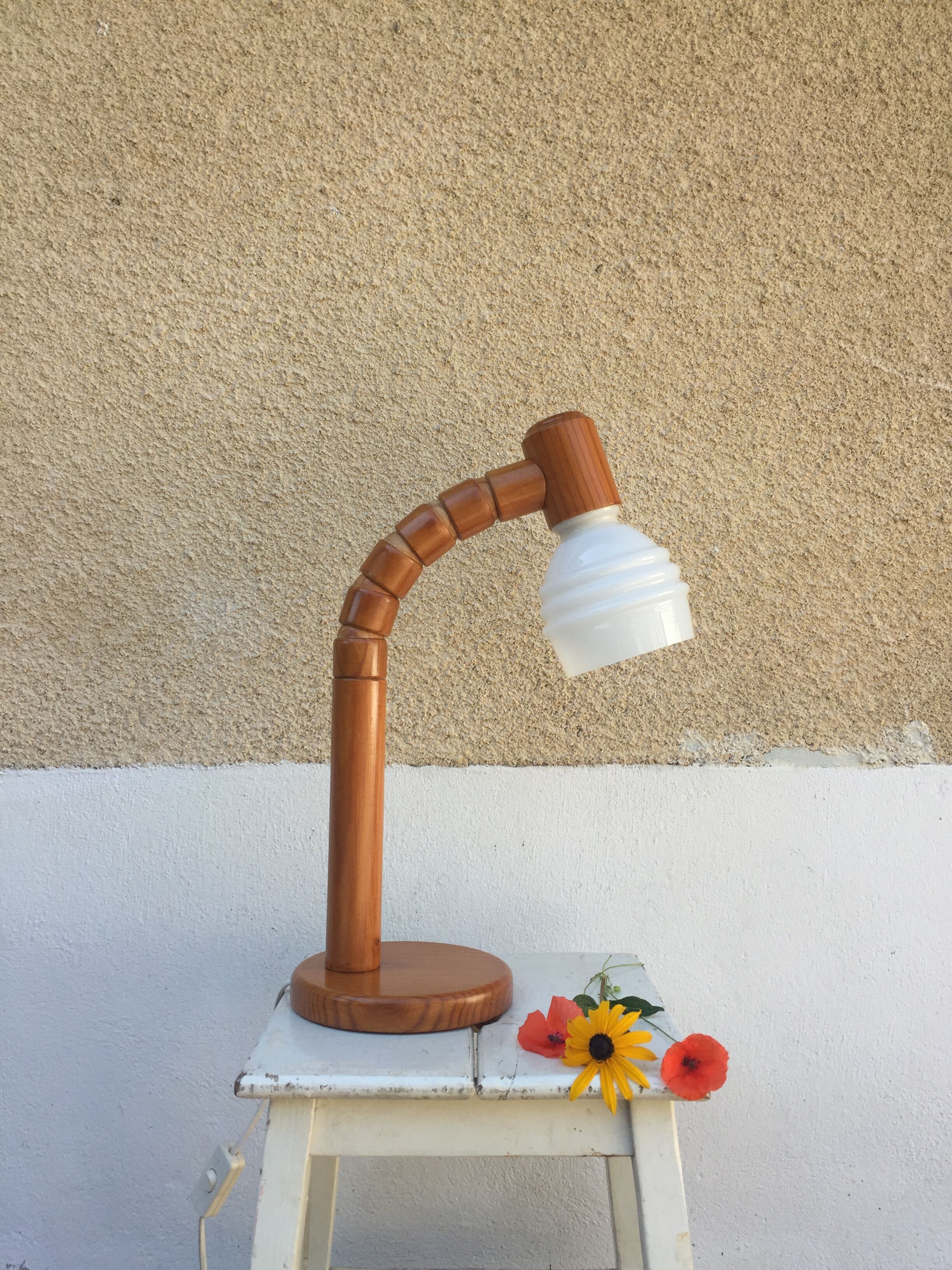 Articulated lamp in pine and opaline