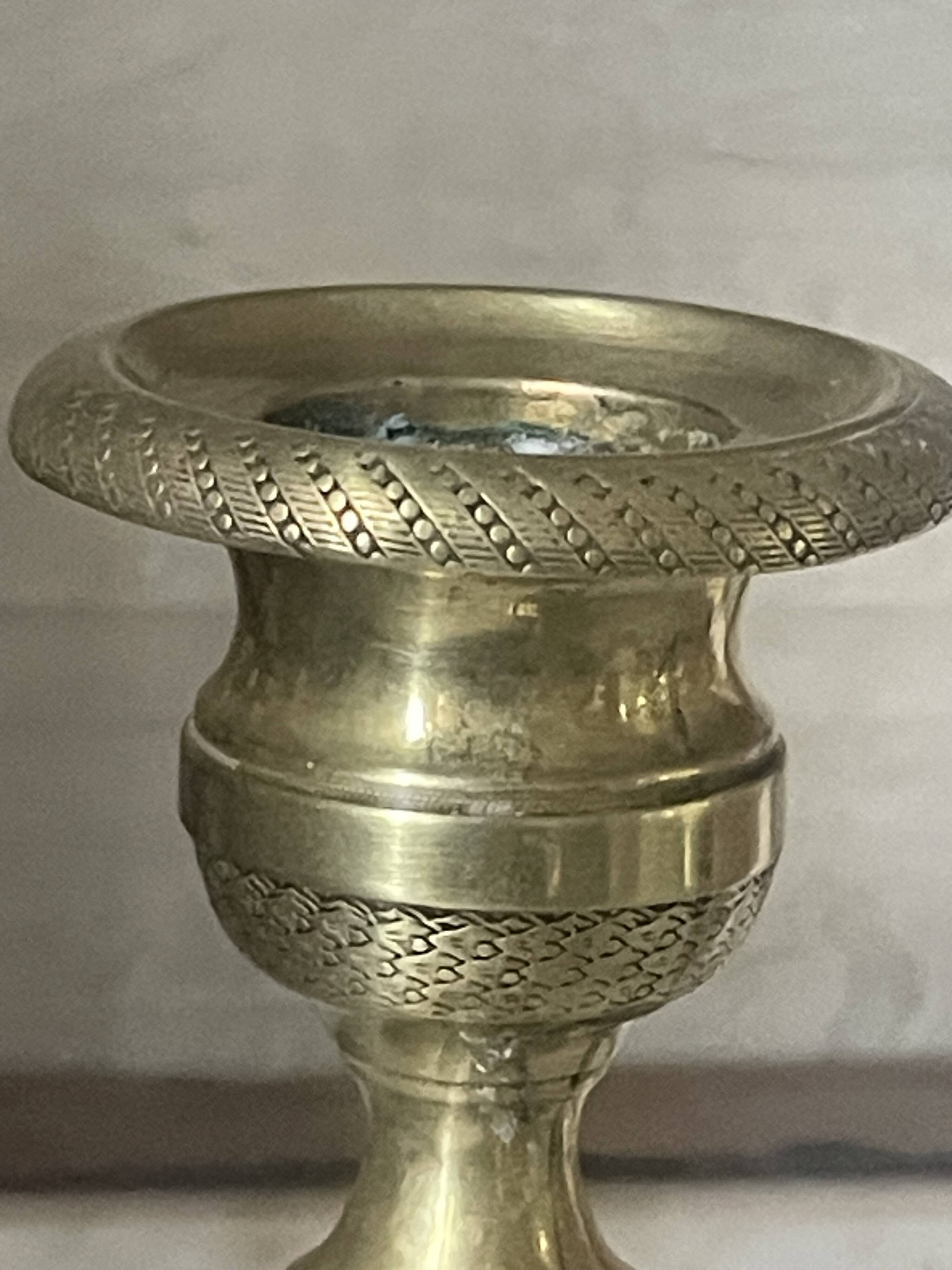 Pair of chiselled brass candlesticks from the 19th century.