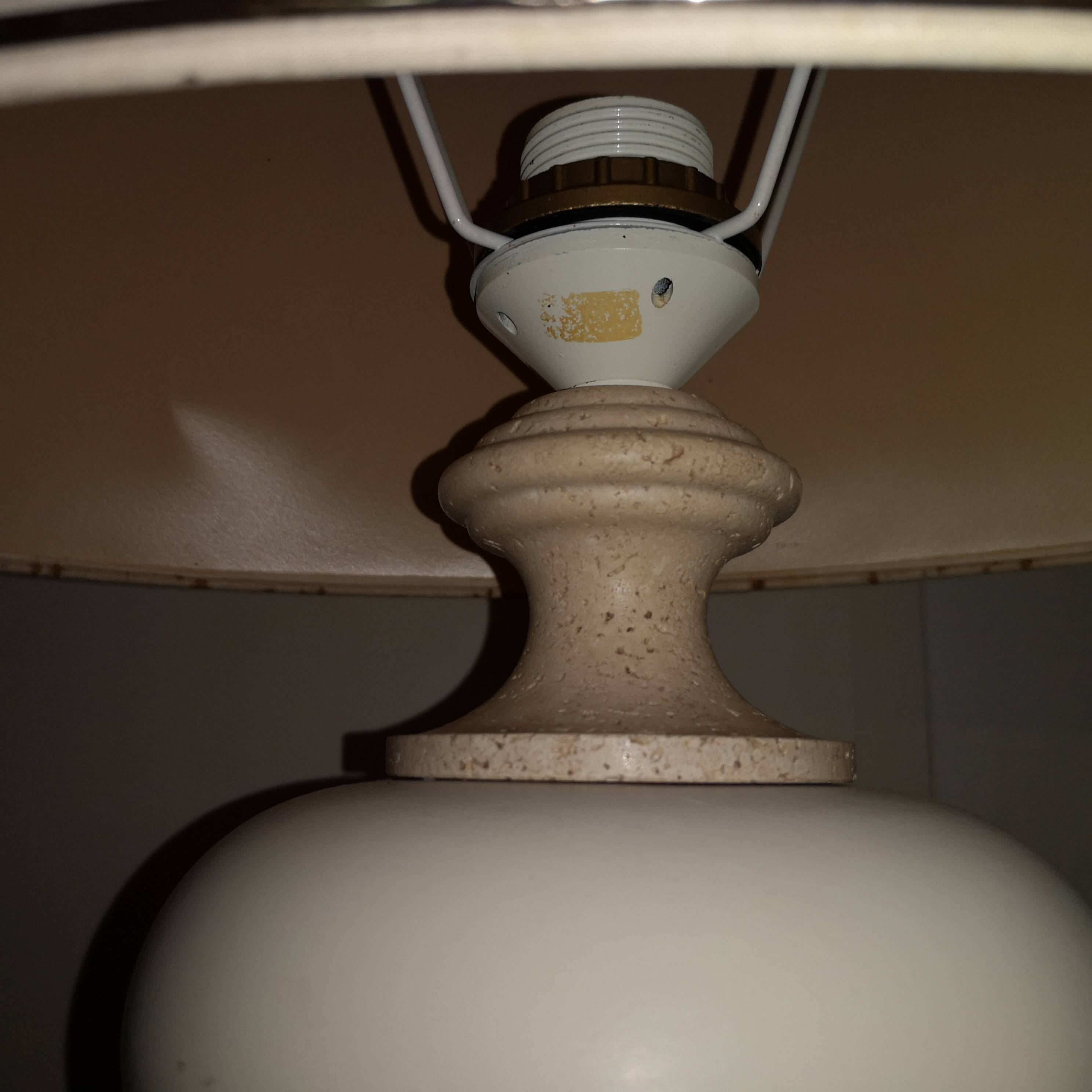 lampe moderniste circa 1970 en travertin et tôle laquée