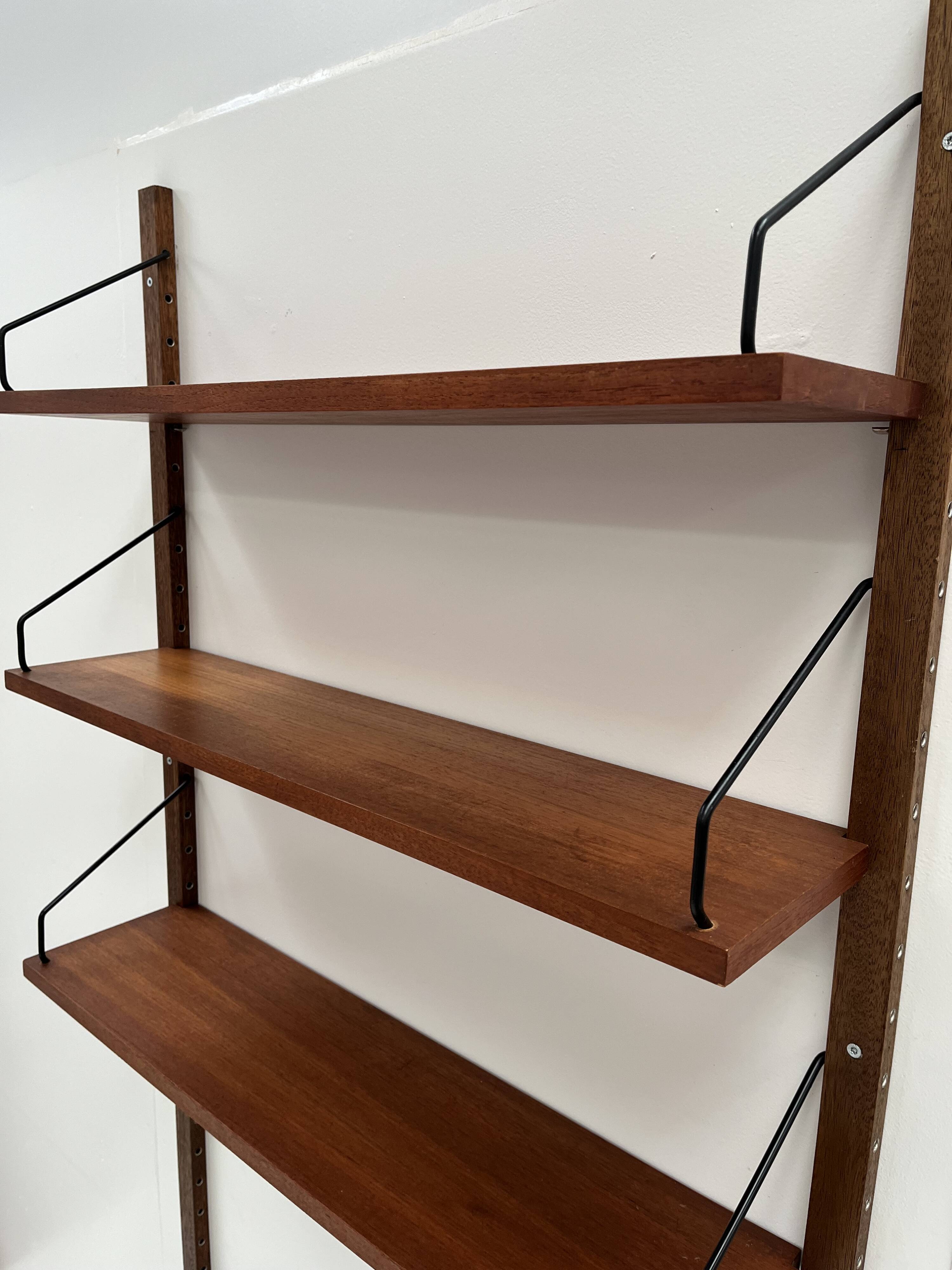 Meuble mural par P. Cadobvius