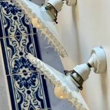 Paire d’appliques opaline dentelée et porcelaine