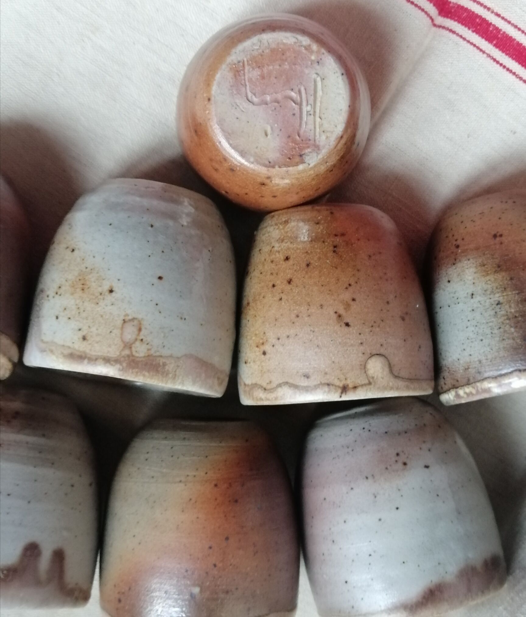 Lot de 8 verres en grès émaillé