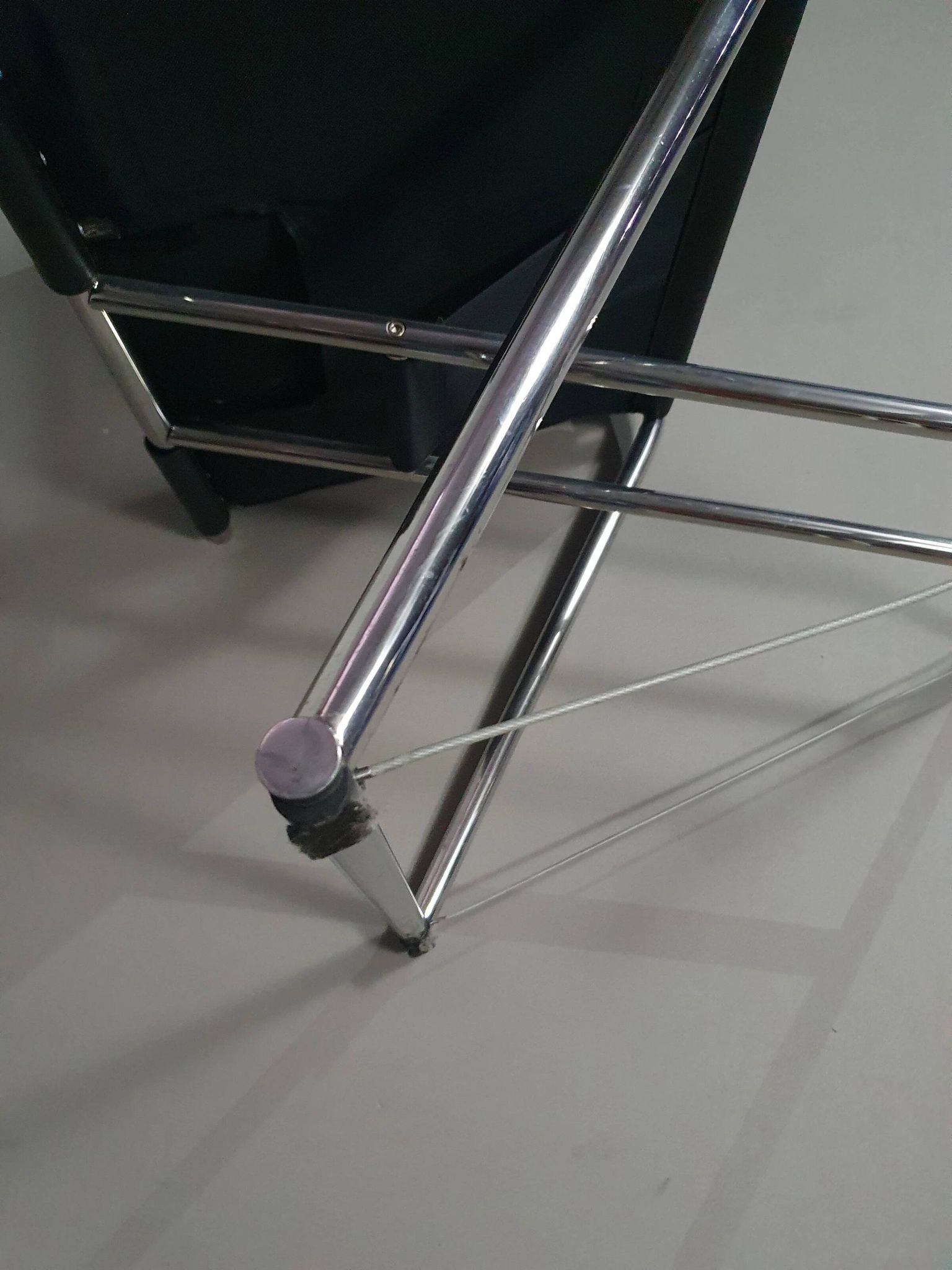 2 chaises pliantes en cuir chromé
