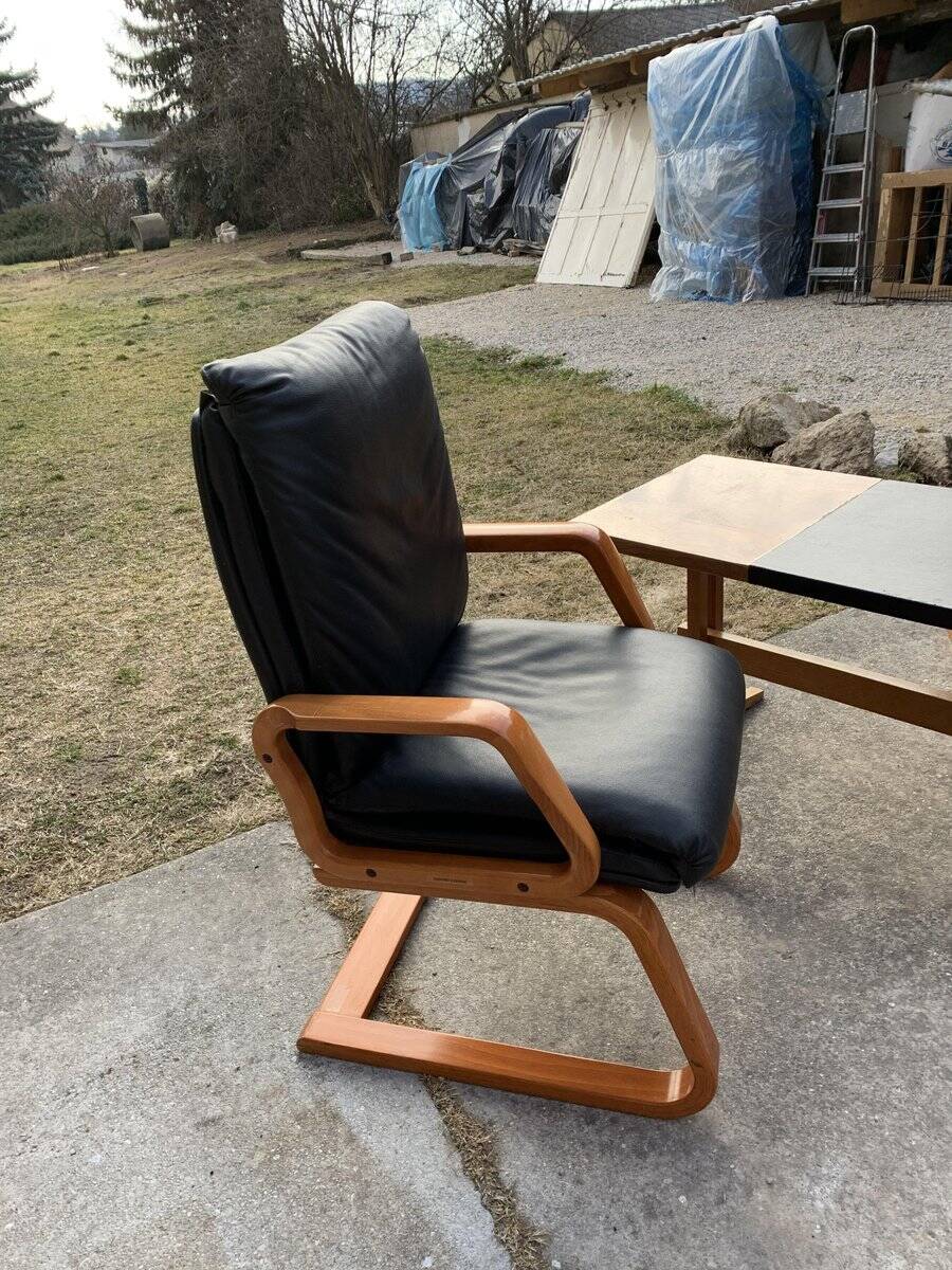 Ensemble mid-century 1960s : 2 fauteuils noirs en tissu et table basse bois et noire