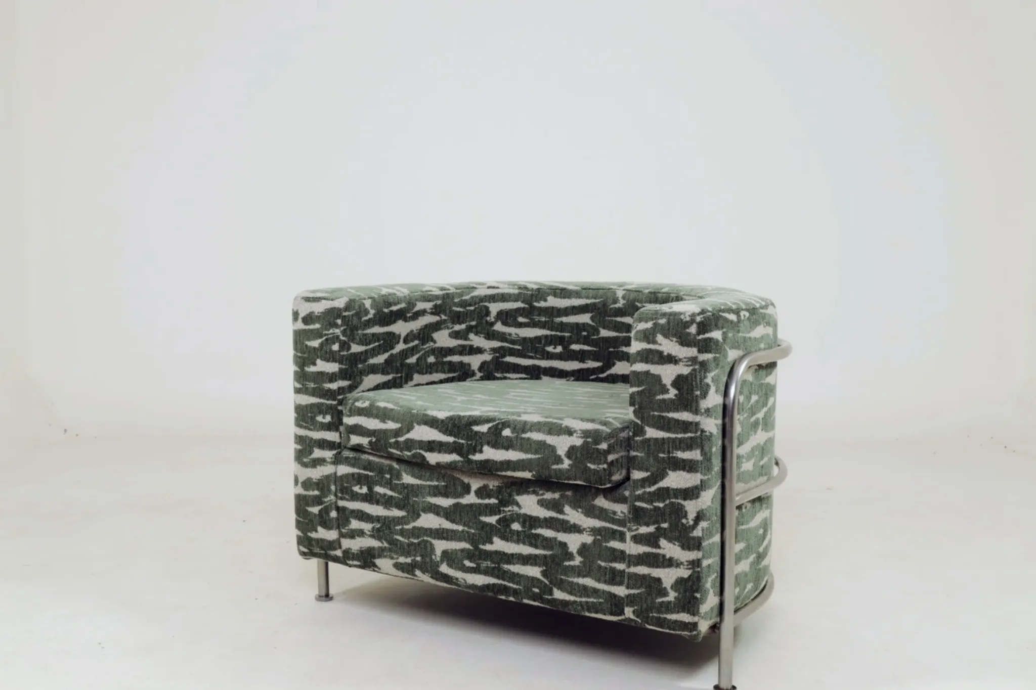 Brutalise lobby longue chair verdigris green 
