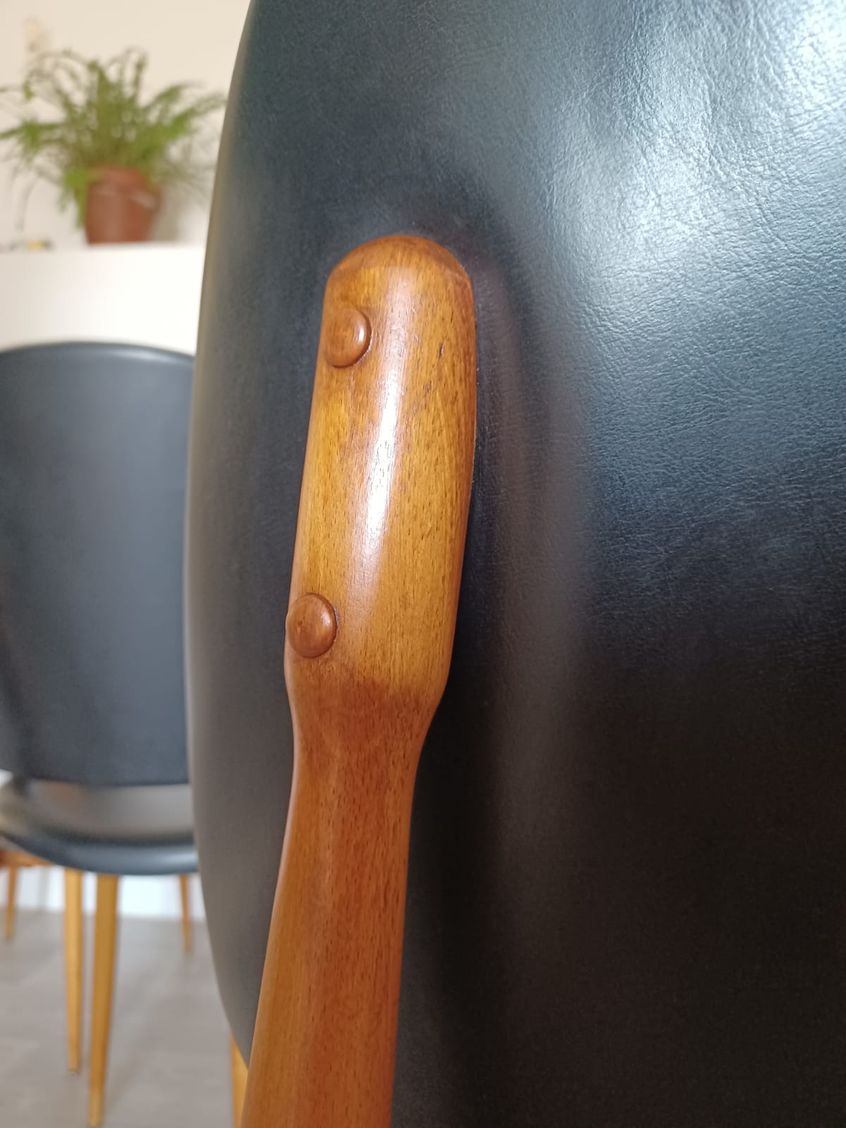 6 chaises modèle Pégase pour Baumann