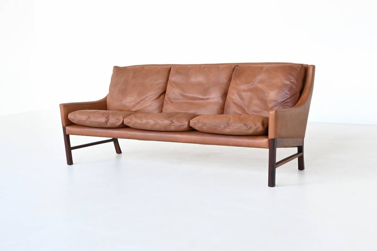 Canapé scandinave trois places en palissandre et cuir marron Danemark 1960