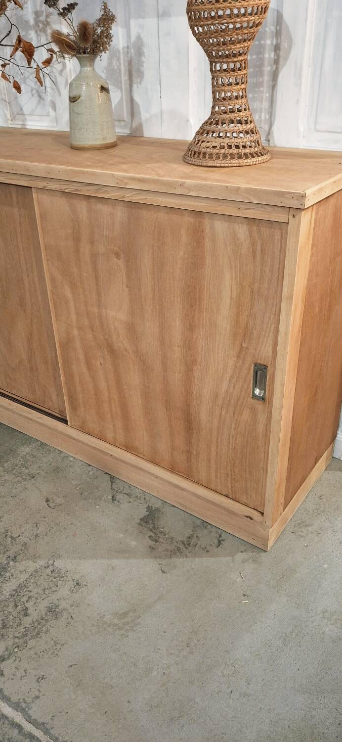 Meuble de métier à portes coulissantes