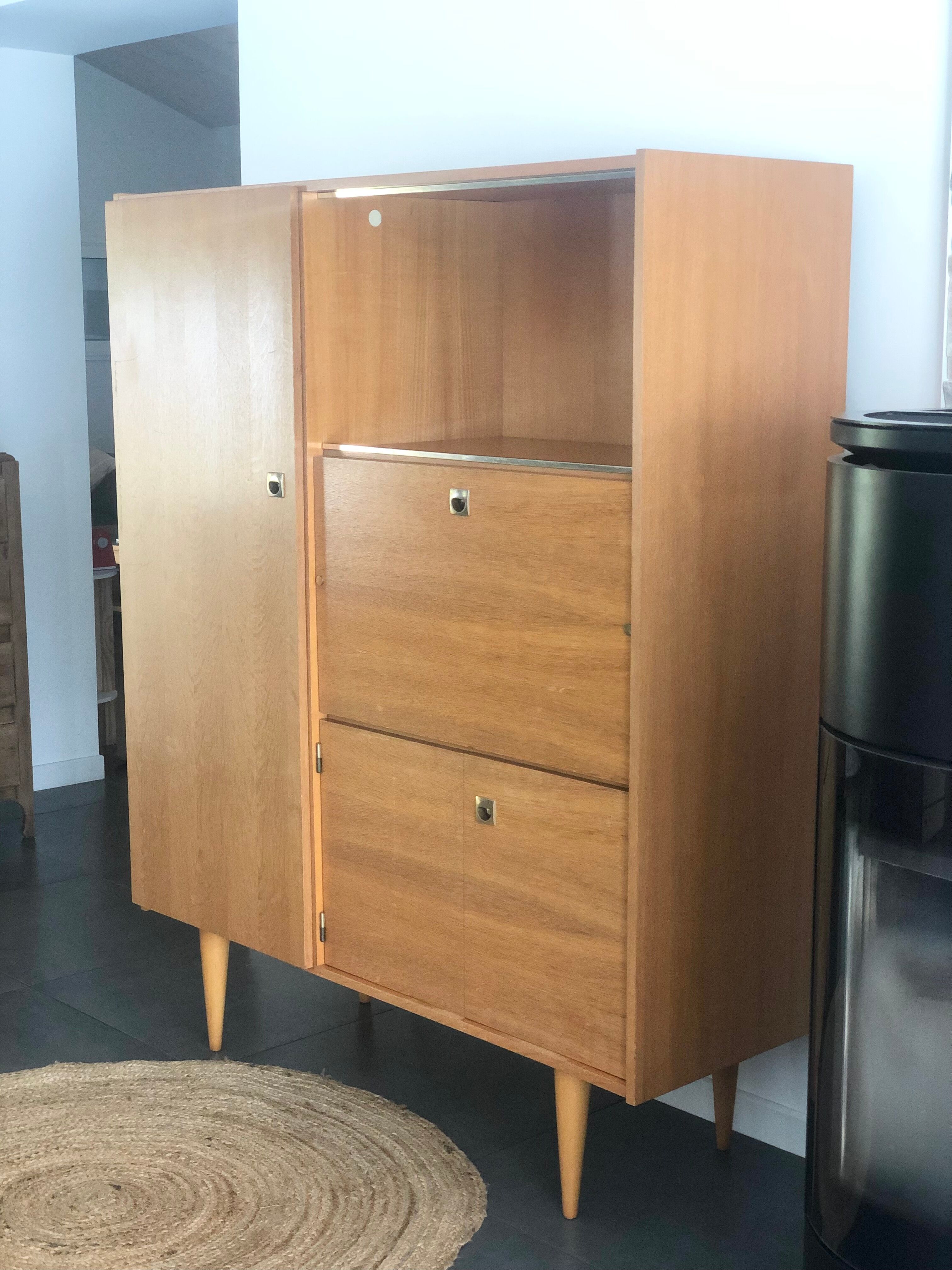 Wardrobe secretary