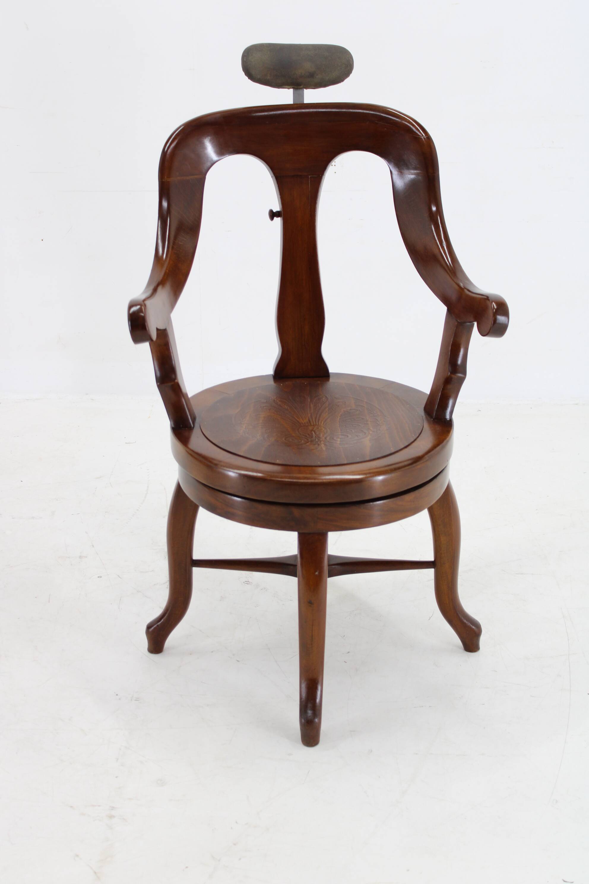 Chaise de barbier pivotante en hêtre restaurée des années 1920, Tchécoslovaquie