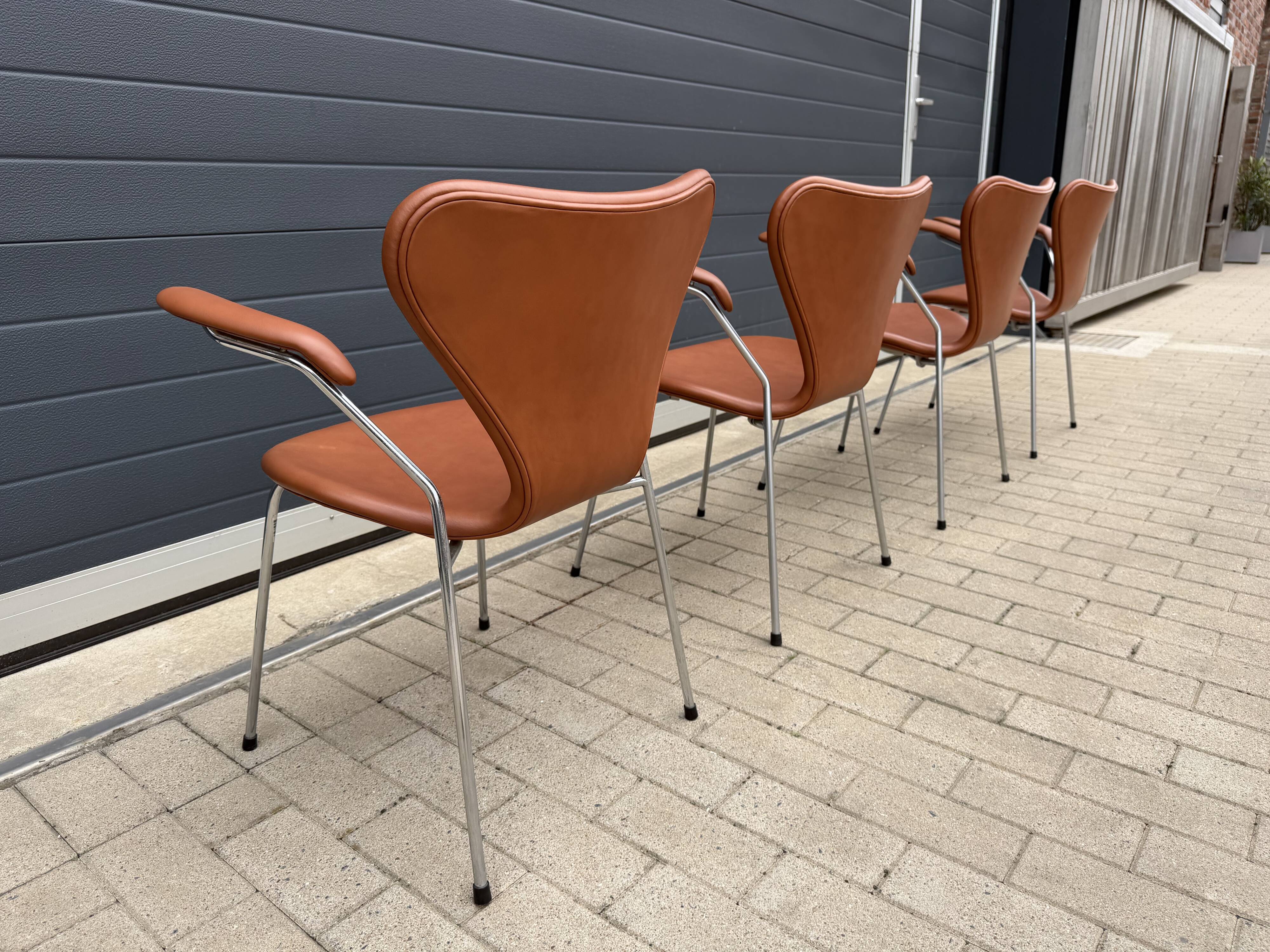 10x armchairs with arms, series 7 Butterfly Fritz Hansen by Arne Jacobsen in Cognac leather, in perfect condition.