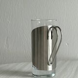 2 verres avec des poignées en métal, inox.