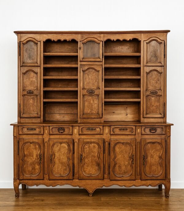 Vaisselier à horloge époque Louis XV en noyer et orme, entièrement sculpté