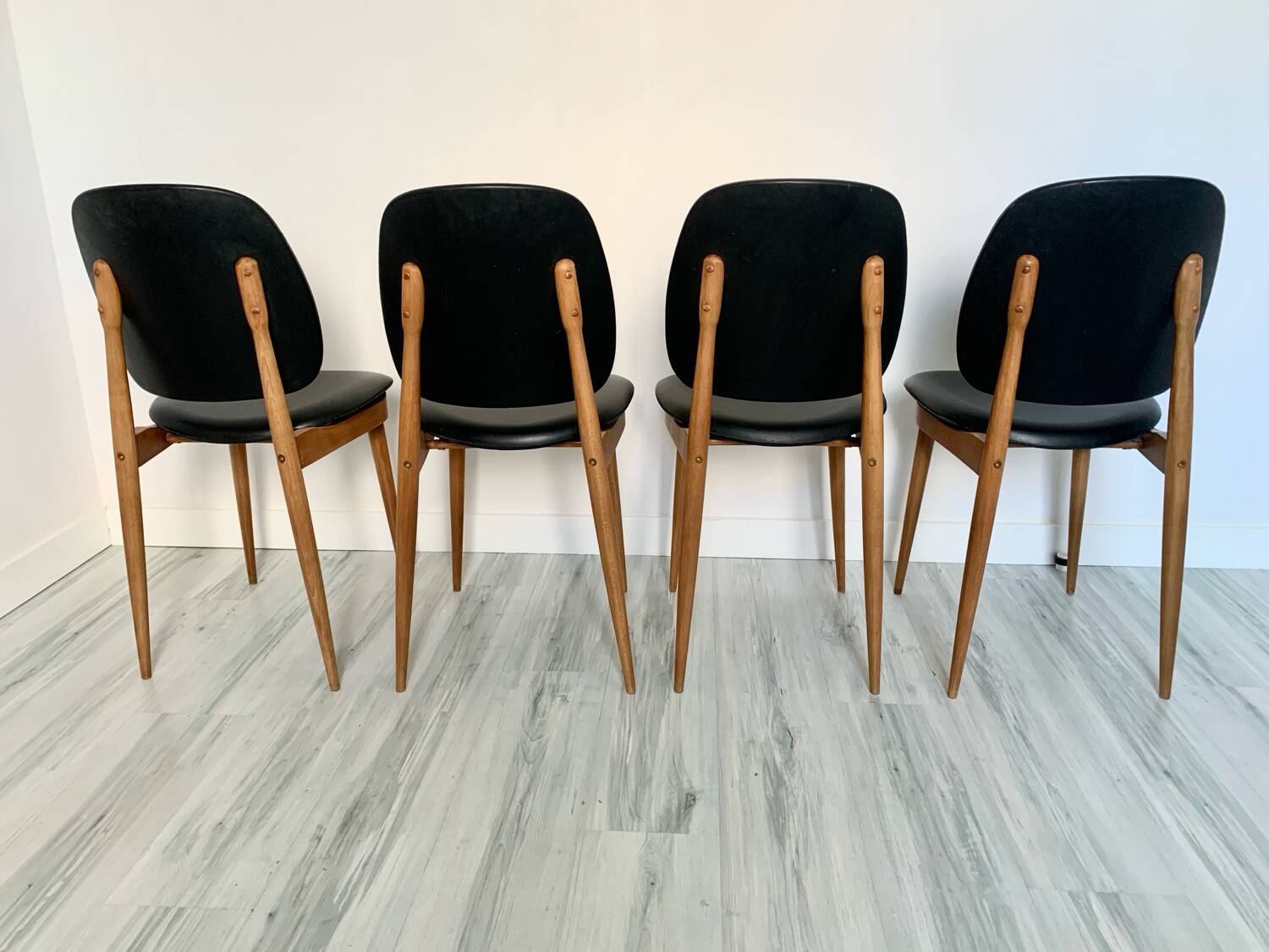 Lot de 4 chaises vintage "Pégase" – design Baumann, bois clair & skaï