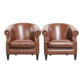 Ensemble de 2 fauteuils club en cuir de vache couleur cognac de style anglais.