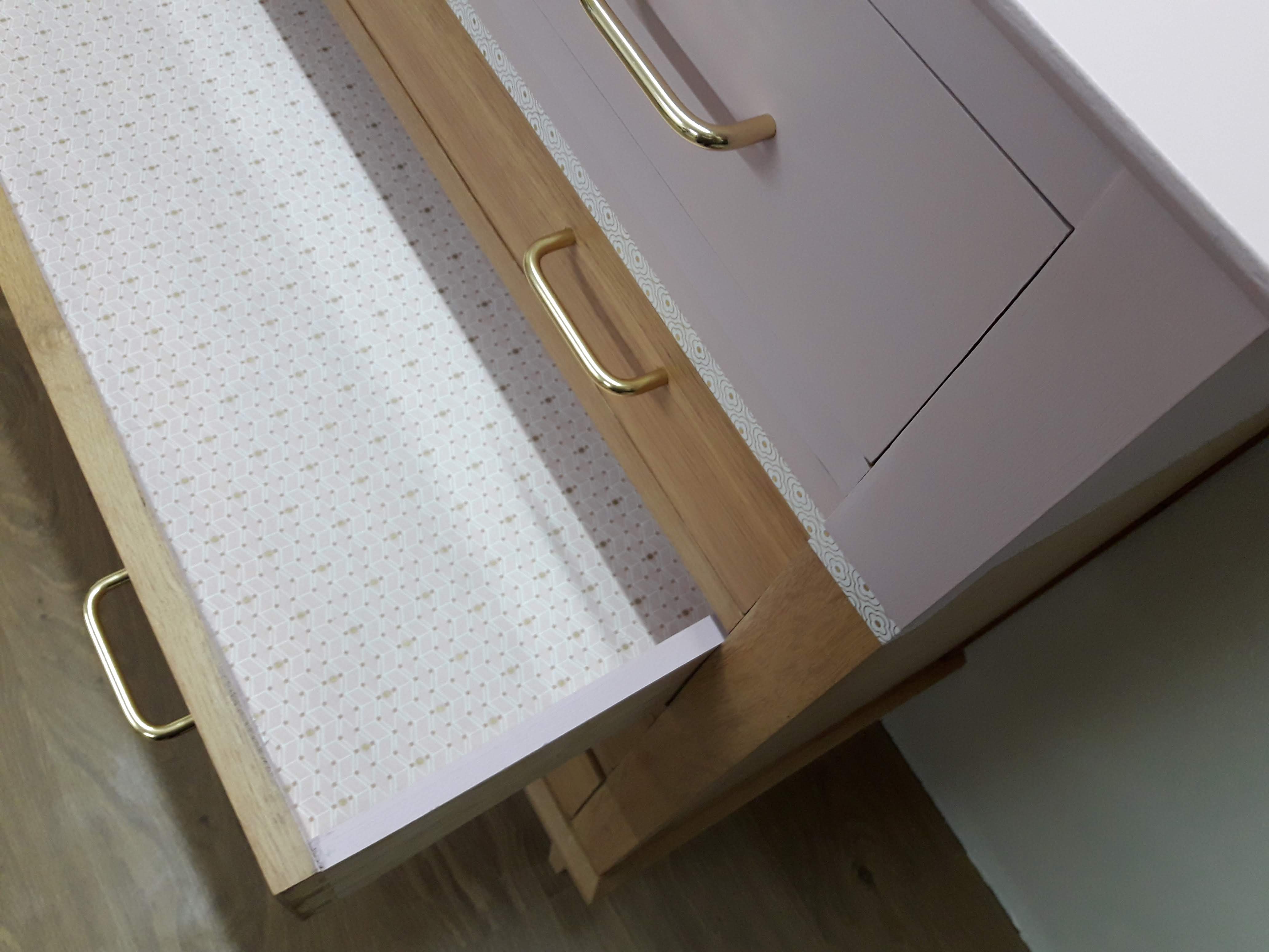 Commode vintage rénovée rose dorée