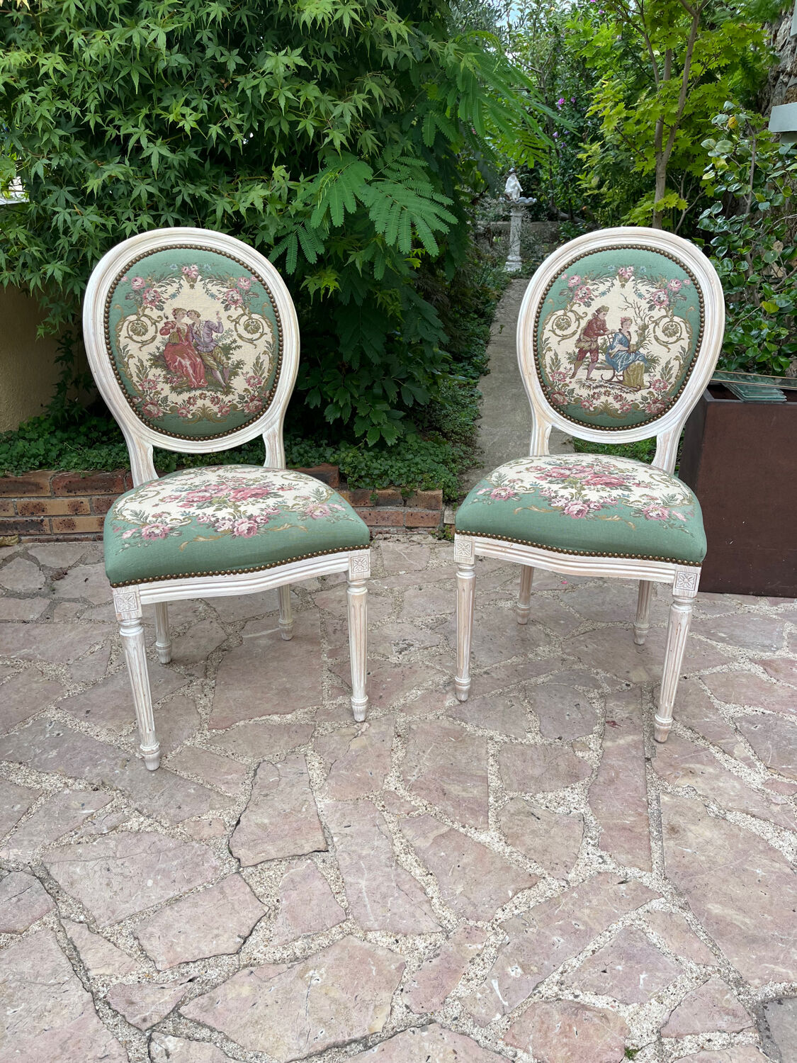 Paire de chaises médaillon
