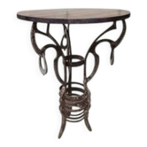Table d'appoint ronde faite à la main avec base en fer forgé, vers les années 1980, Tchécoslovaquie, 67 × 50 cm