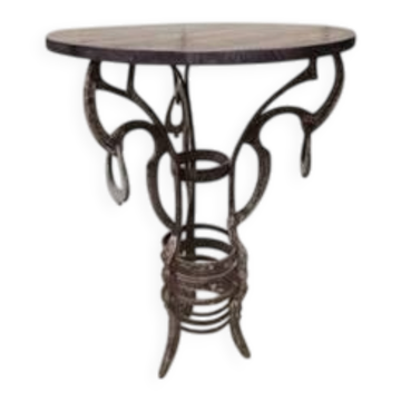 Table d'appoint ronde faite à la main avec base en fer forgé, vers les années 1980, Tchécoslovaquie, 67 × 50 cm