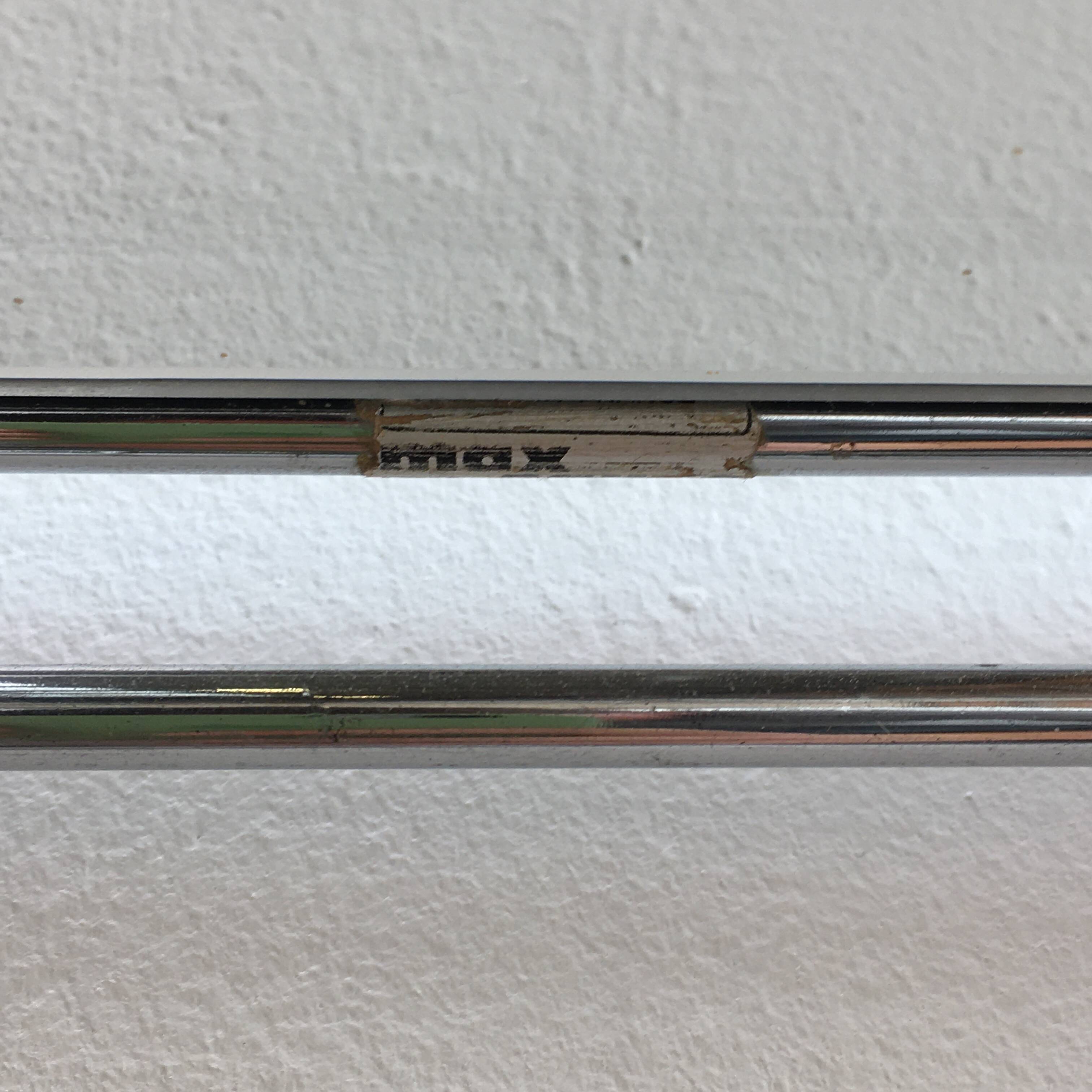 Étagère métal et verre fumé modèle Isocèle par Max Sauze