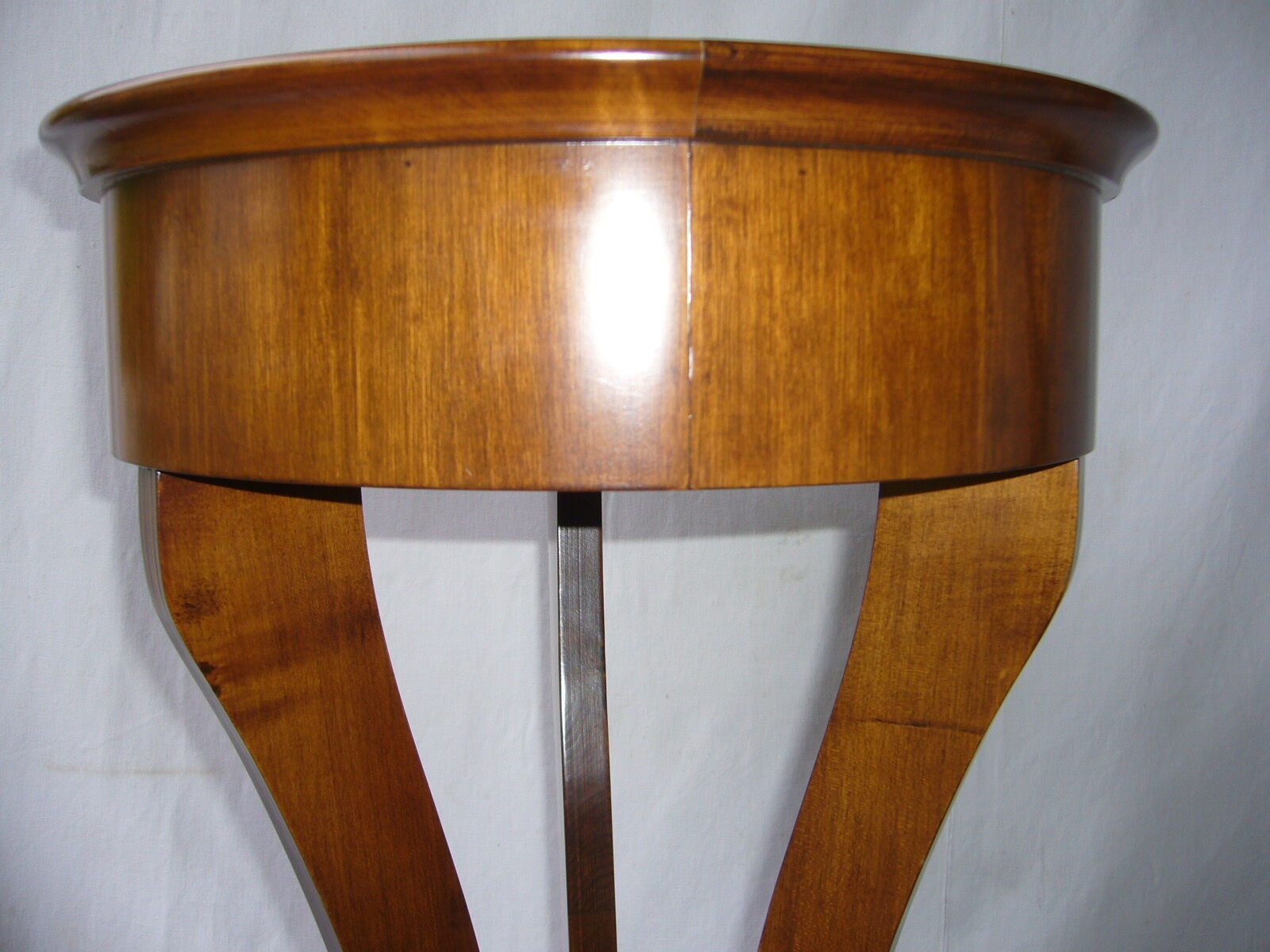 Garden on verni wooden feet