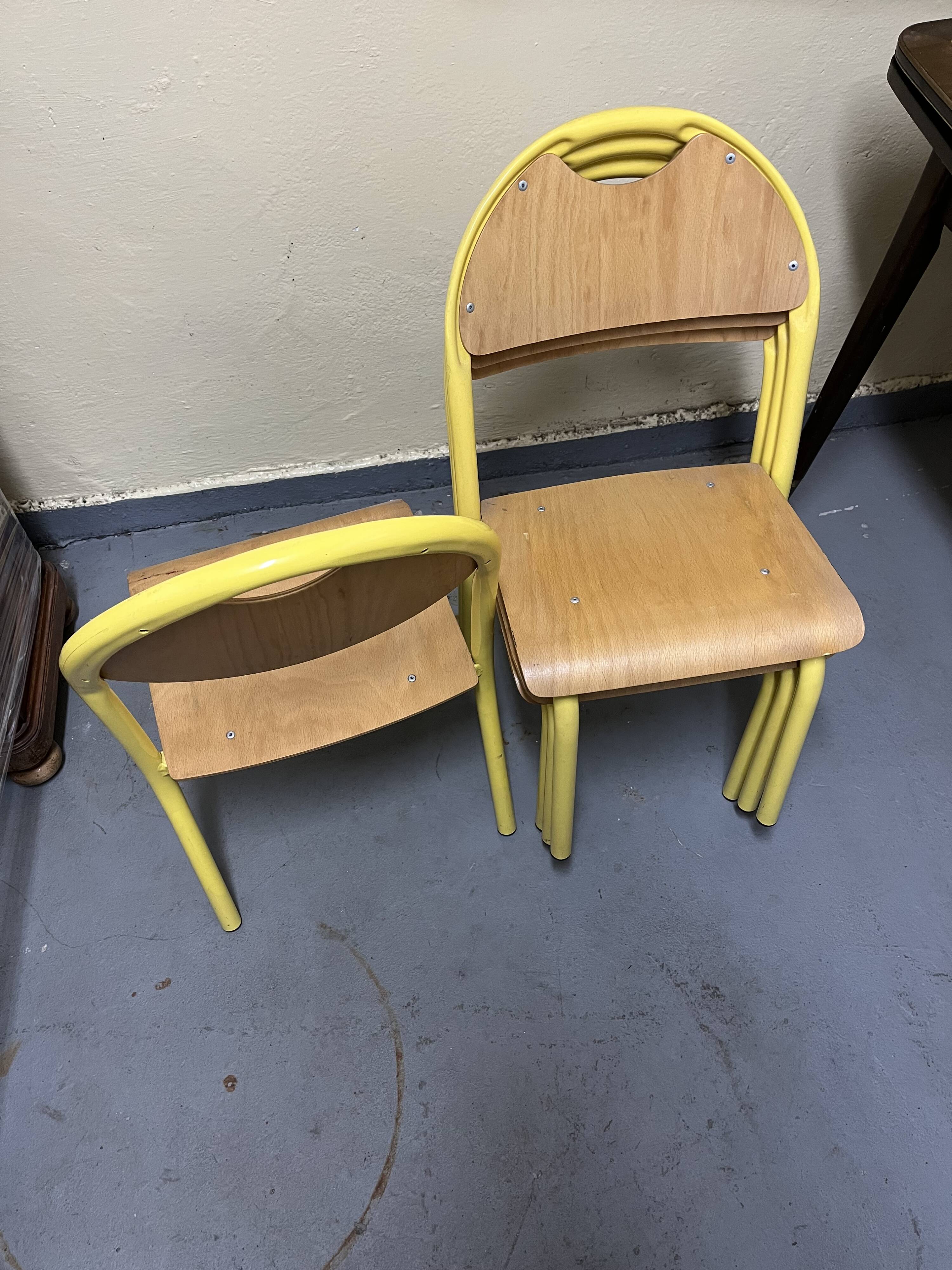 Chaises d'école style vintage