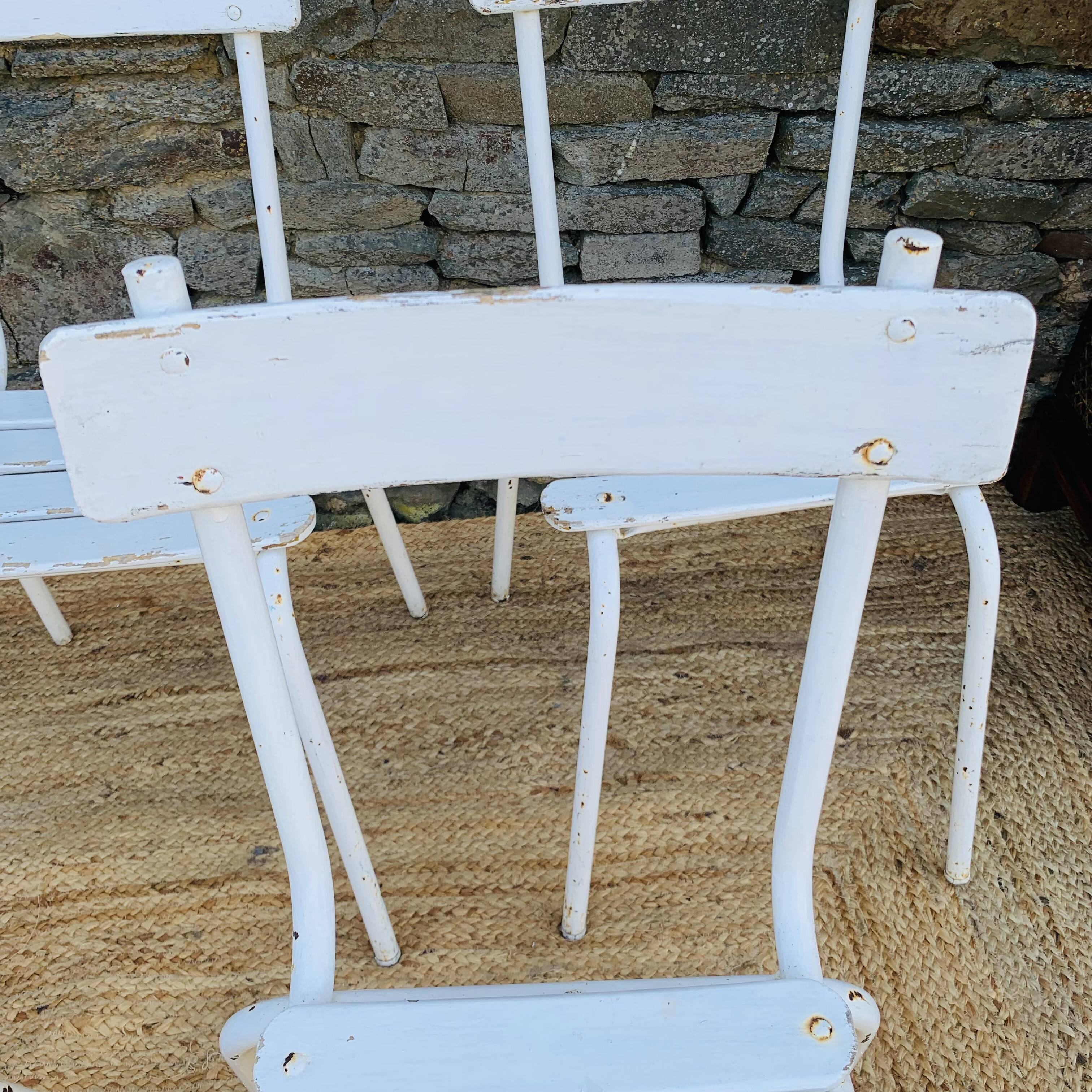 Set of 5 white wooden chairs