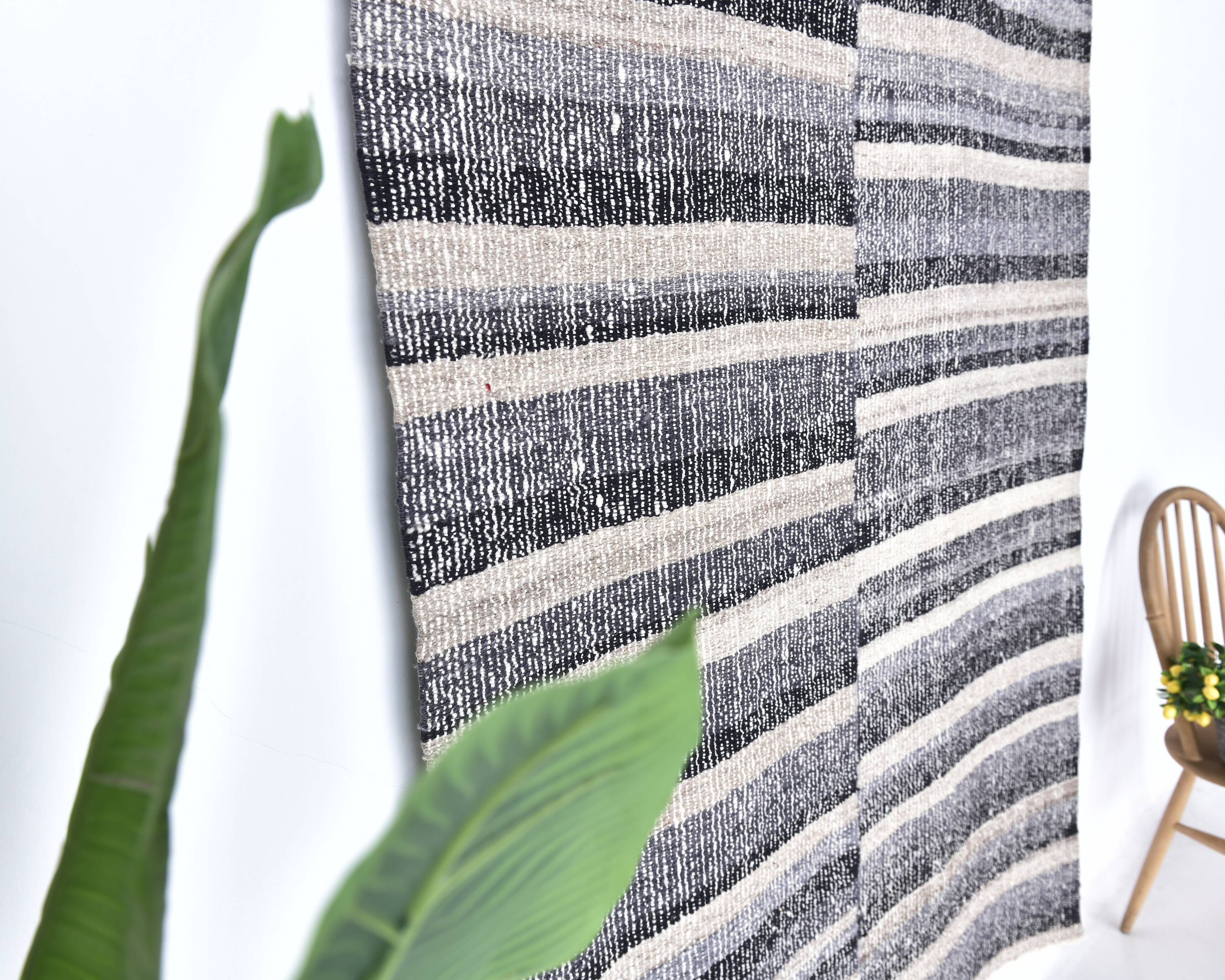 Tapis Kilim bleu marine et beige