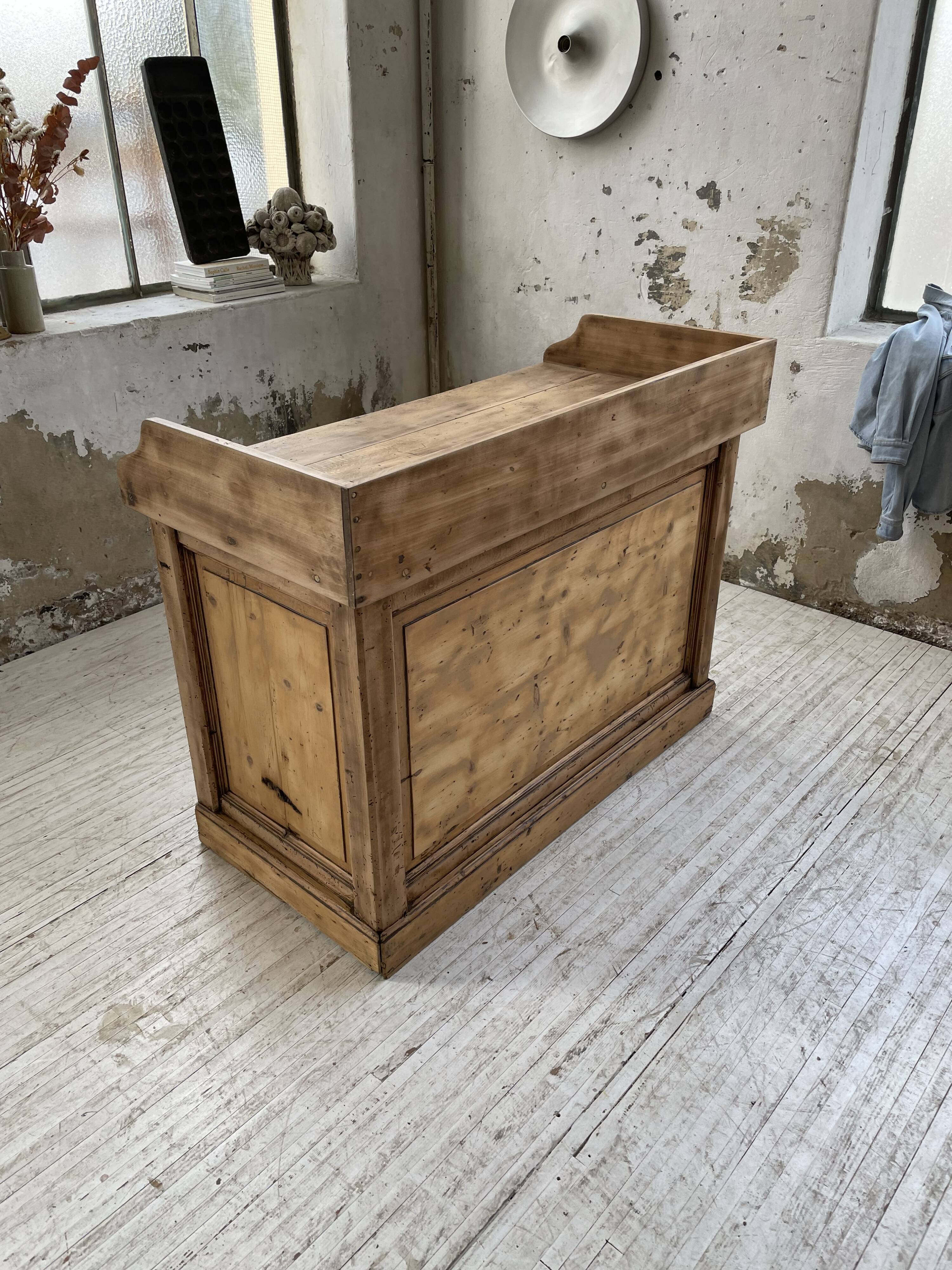 Trading counter central island pine