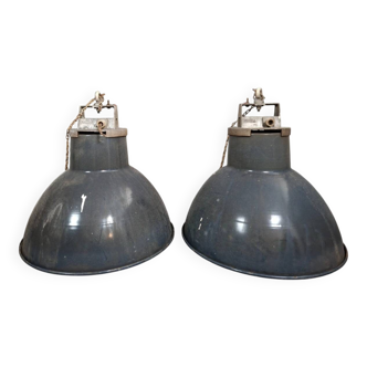 Pair of industrial pendant lights in enamelled sheet metal – 20th century (lot A)