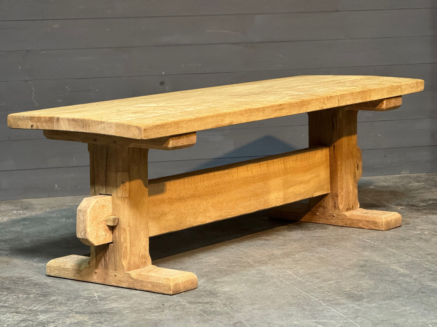 Table de style monastère