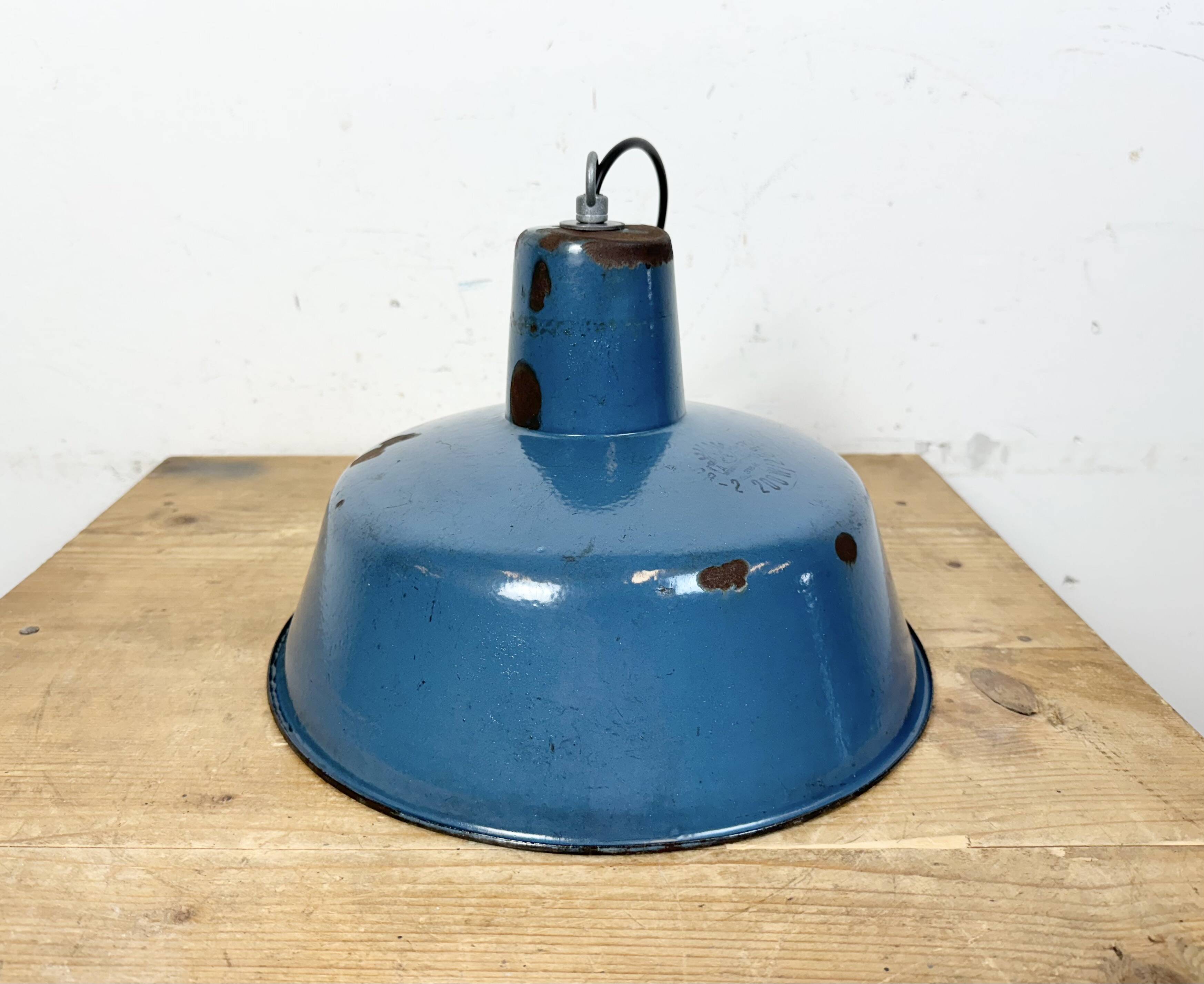 Lampe à suspension industrielle en émail bleu, années 1960