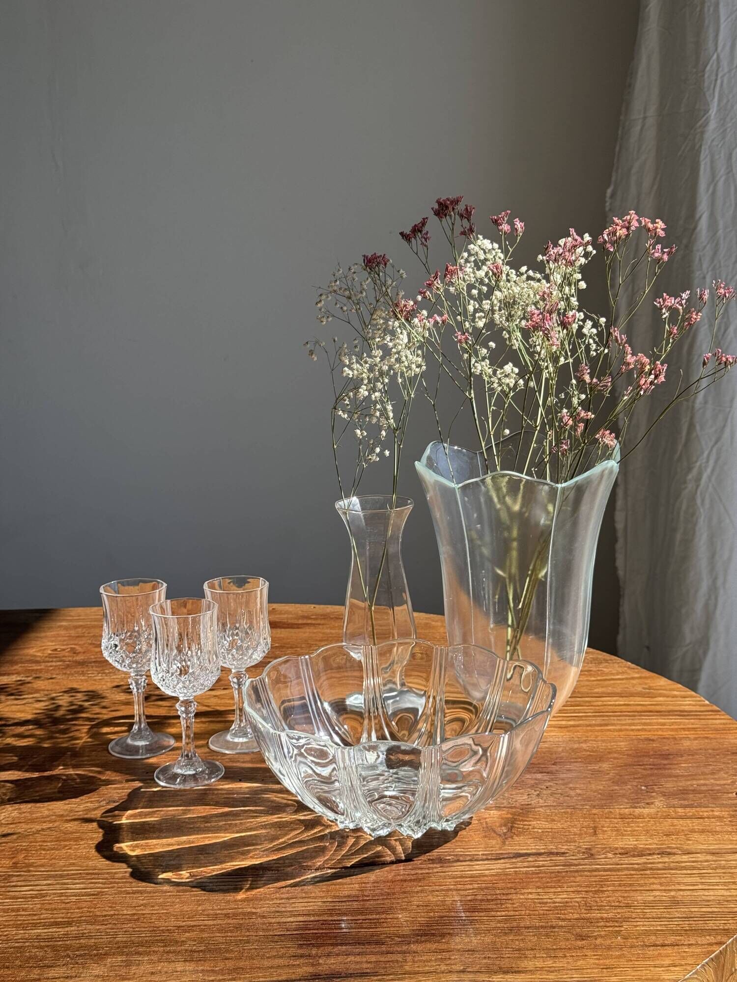 Small vintage Arcoroc Codec glass salad bowl with stylized petal patterns