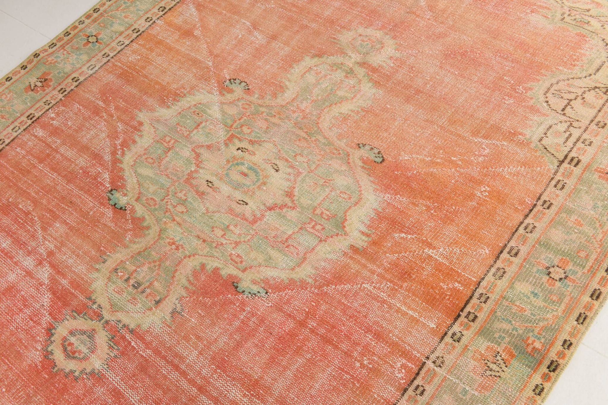 Tapis vintage rouge pâle