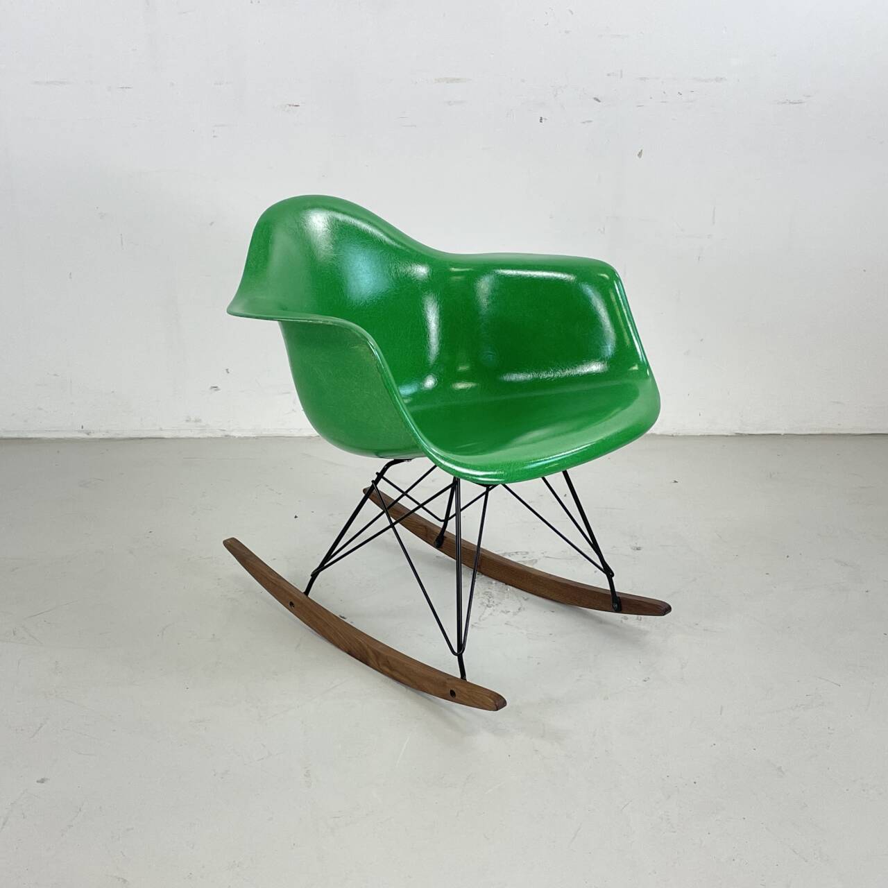 Fauteuil à bascule Eames Herman Miller RAR vert Kelly