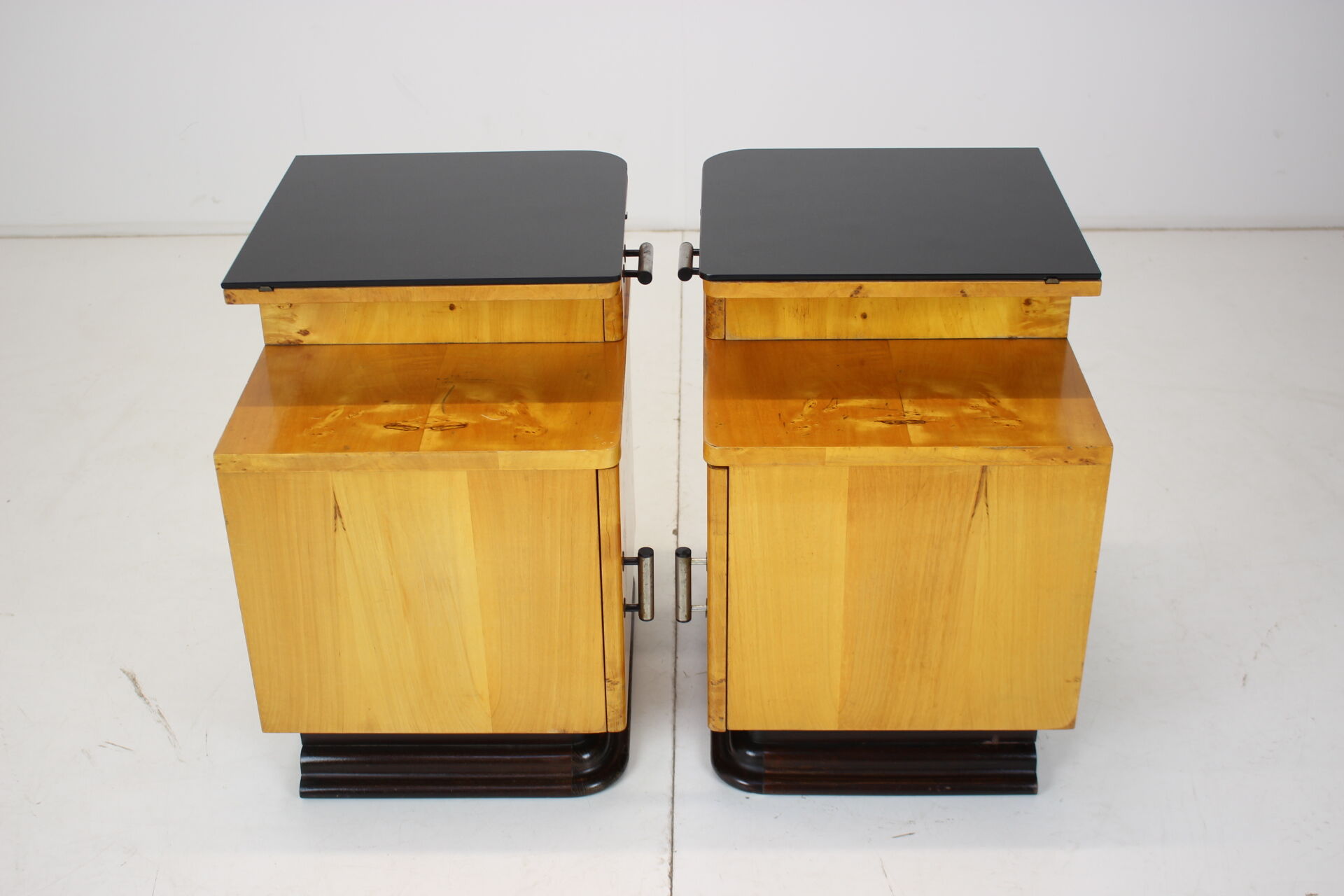 Ensemble de deux tables de chevet conçues par Jindřich Halabala pour UP závody, années 1950.