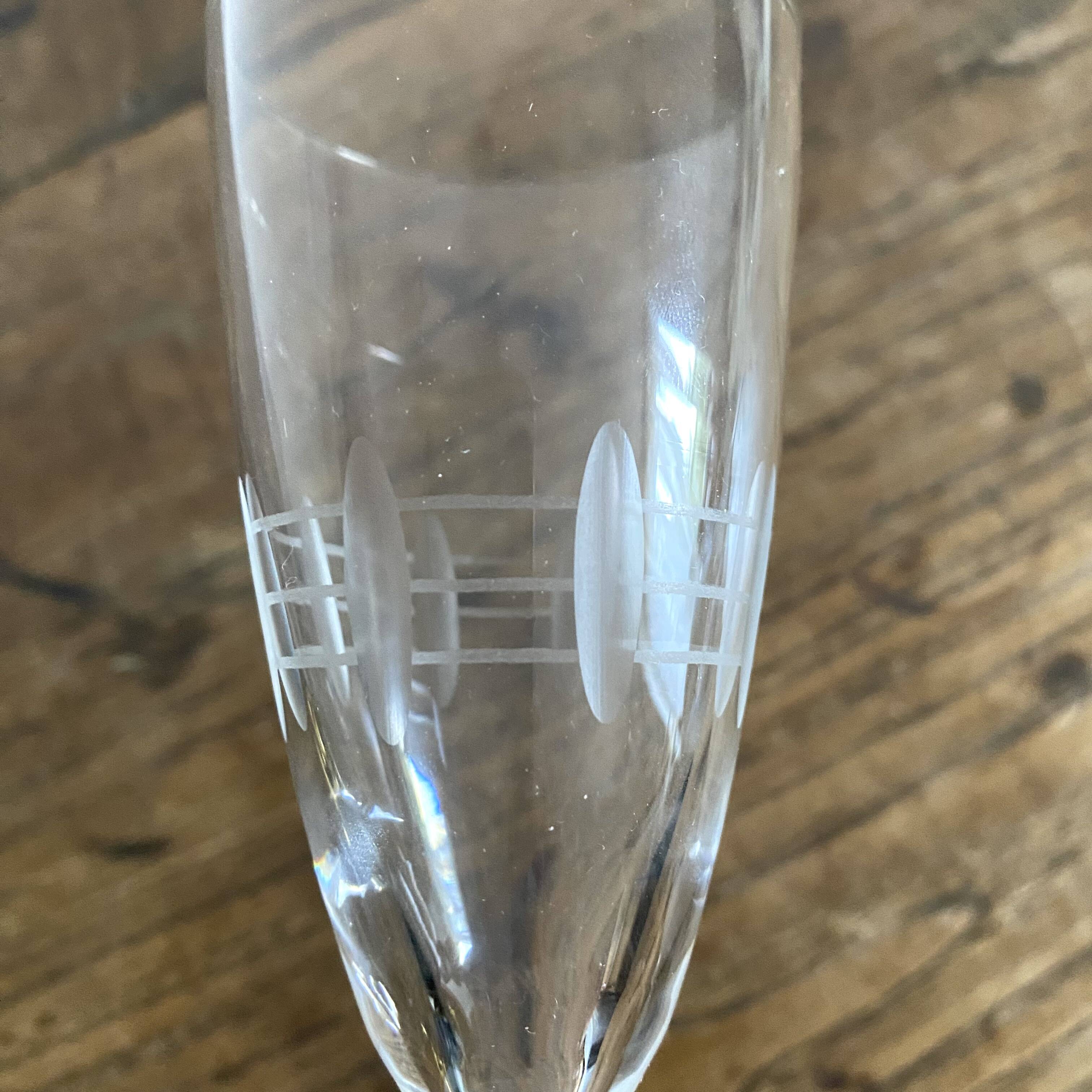 Chiseled decoration flutes