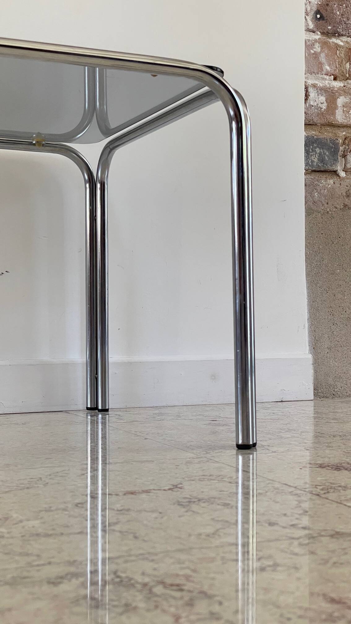 Table basse annees 70 verre et acier chromé
