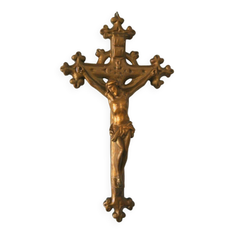 crucifix ancien en platre  doré