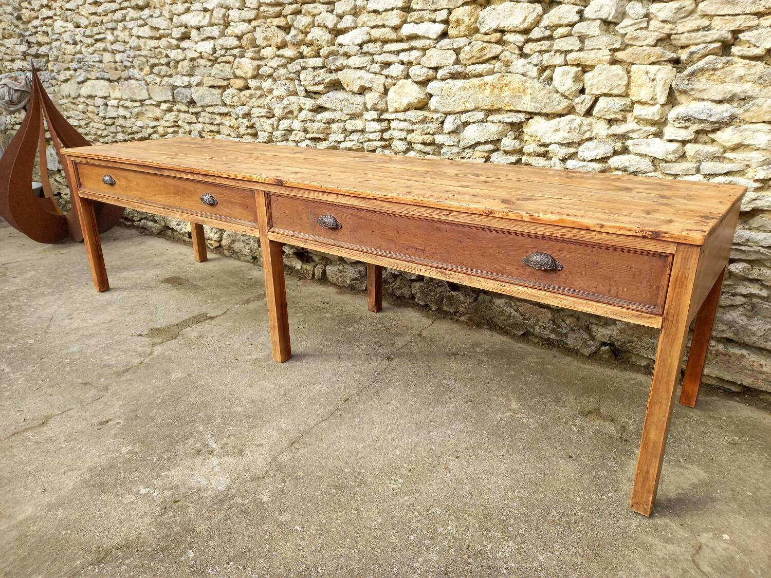 Draper's table, a piece of furniture for the trade