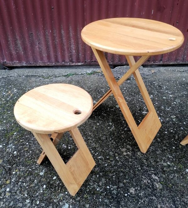 Lot table et tabourets pliants Suzy par Adrian Reed.
